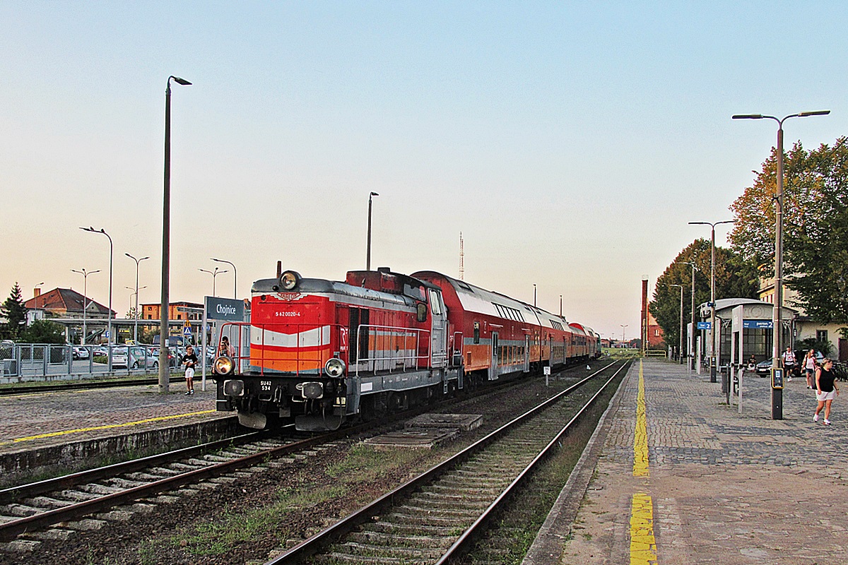 SU42-534
Stonka na czele R55314/5 Tur  relacji Hel - Chojnice w peronach stacji końcowej. 
