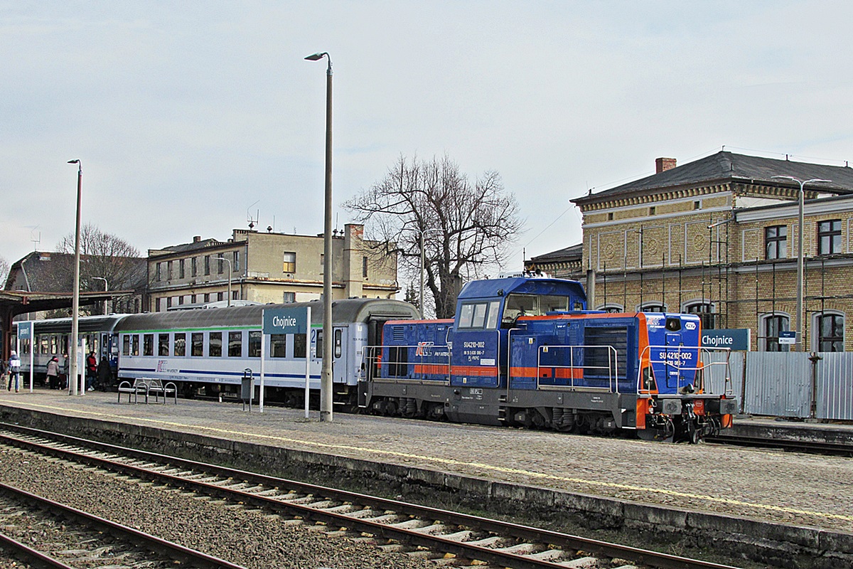 SU4210-002
FabLok na czele składu TLK 58110 Bory Tucholskie relacji Gdynia Główna – Kostrzyn rusza ze stacji Chojnice.
Słowa kluczowe: Intercity