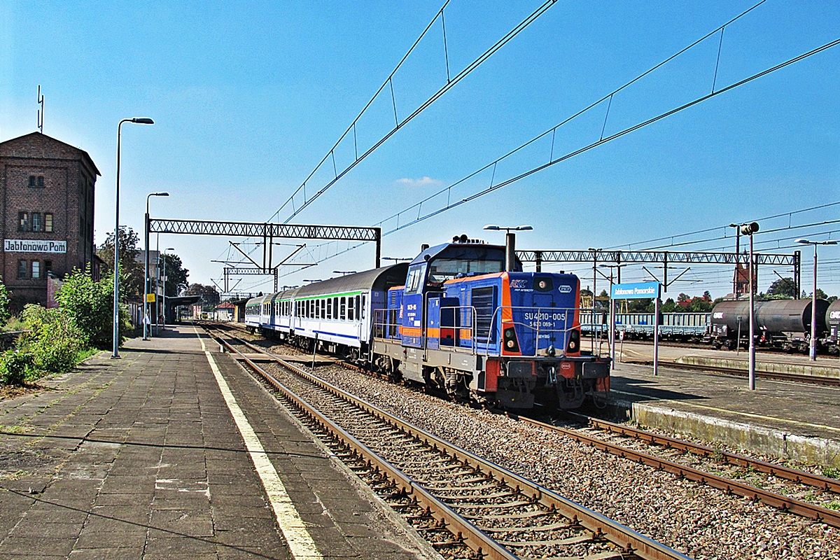 SU4210-005
FabLok w zastępstwie za Nurka na czele składu TLK54102 relacji Gdynia Główna - Katowice opuszcza stację Jabłonowo Pomorskie. 
Słowa kluczowe: Intercity