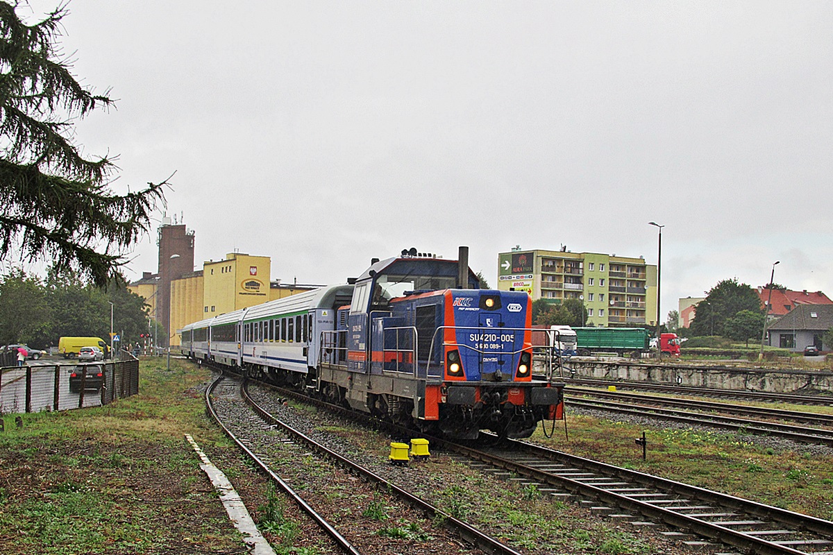 SU4210-005
Fablok z pociągiem TLK80108 Staszic relacji Szczecin Główny - Lublin Główny z kilkuminutowym opóźnieniem wjeżdża na stację Wałcz. 
Słowa kluczowe: Intercity