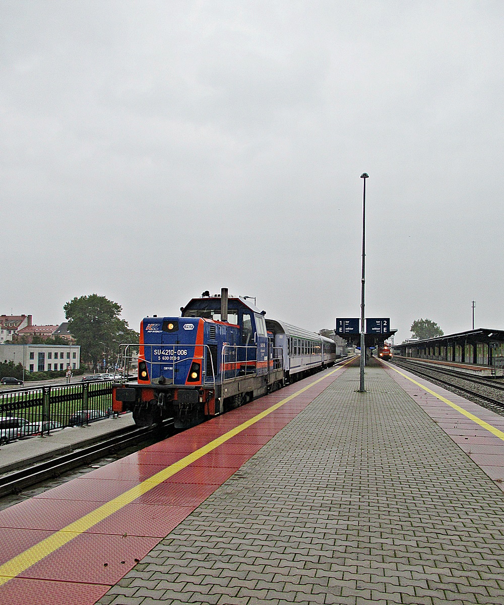 SU4210-006
Fablok z pociągiem TLK58110 Bory Tucholskie relacji Gdynia Główna - Kostrzyn rusza ze stacji Gorzów Wielkopolski. 
