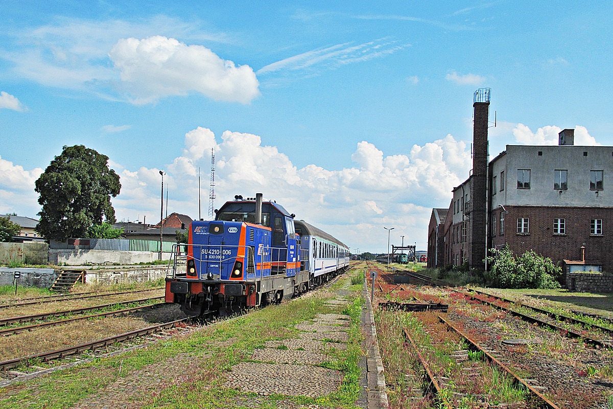 SU4210-006
FabLok z pociągiem TLK 58110 Bory Tucholskie relacji Gdynia Główna – Kostrzyn wjeżdża w perony stacji Chojnice.
Słowa kluczowe: Intercity