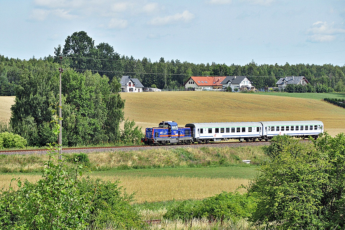 SU4210-007
FabLok z pociągiem TLK58110 Bory Tucholskie relacji Gdynia Główna – Kostrzyn na ostatnim kilometrze przed stacją Chojnice. 
Słowa kluczowe: Intercity