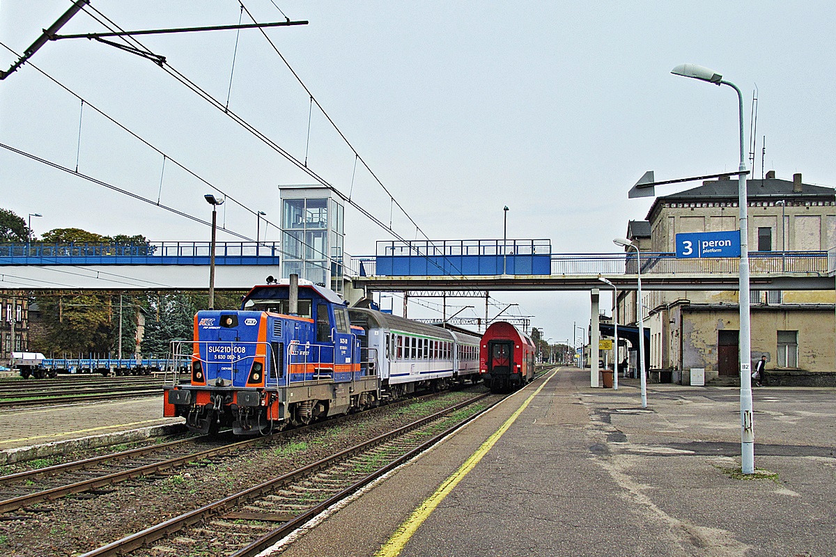 SU4210-008
FabLok ze składem TLK 58110 Bory Tucholskie relacji Gdynia Główna – Kostrzyn rusza ze stacji Krzyż. 
