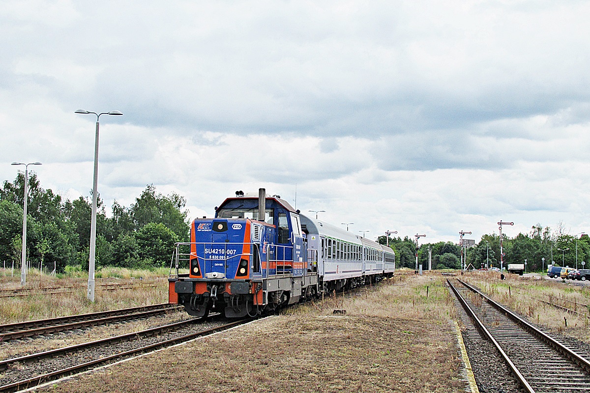 SU4210-007
Fablok z pociągiem TLK 80108  Staszic relacji Piła Główna - Świnoujście z liczącym siedemnaście minut opóźnieniem dostojnie wtacza się na stację Wałcz. 
Słowa kluczowe: Intercity