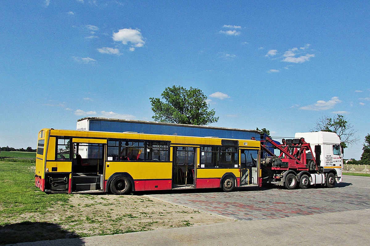 Jelcz M121M WZ 50168
Kisielewo, parking przy DK 10. 
Zdekompletowany gniot z Łomianek uwieczniony podczas przerwy w swojej ostatniej podróży.
