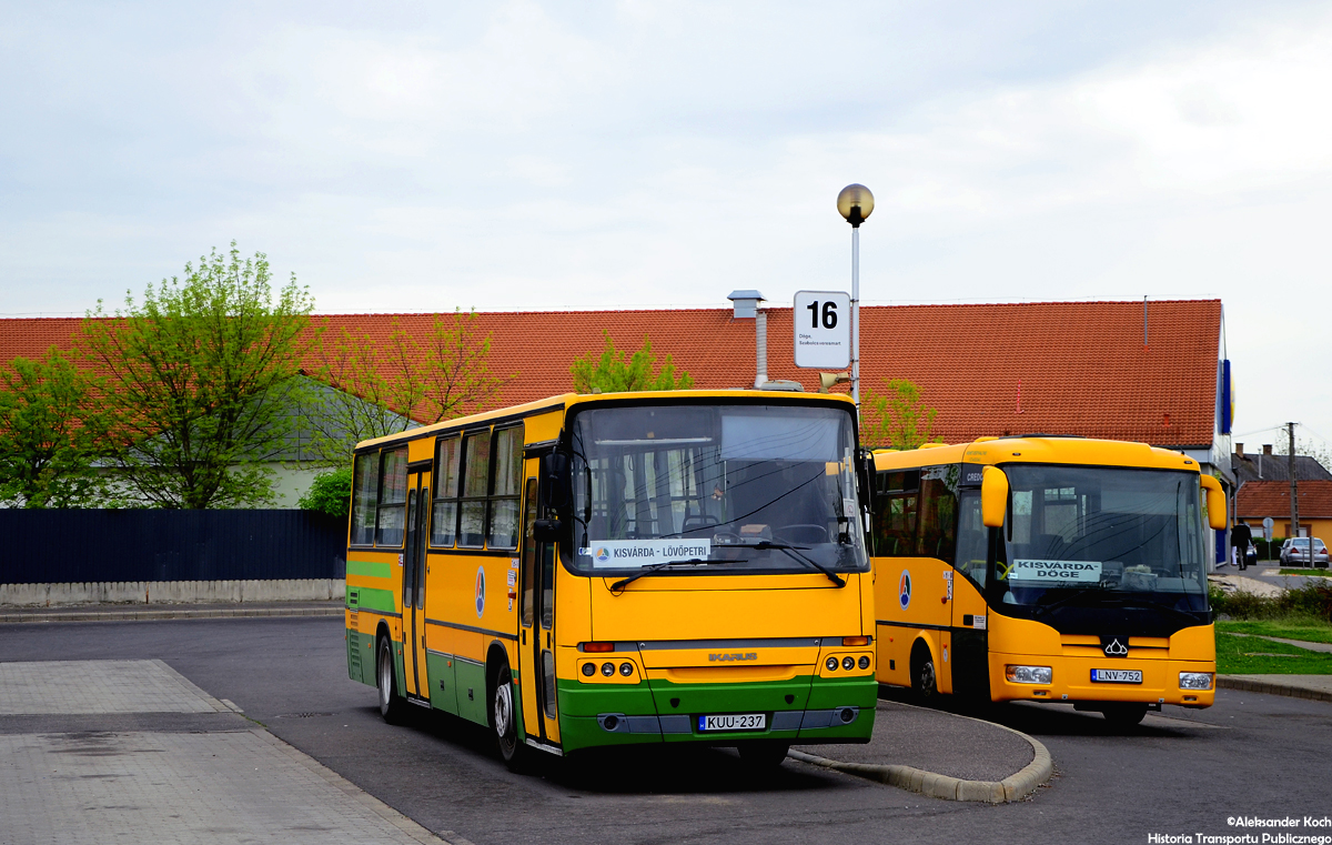 KUU-237
Kisvárda, dworzec. 
Classic-Ikarus odpoczywa przed kolejnym kursem w towarzystwie Credo, które jak brat-bliźniak przypomina czeskiego SORa. 
