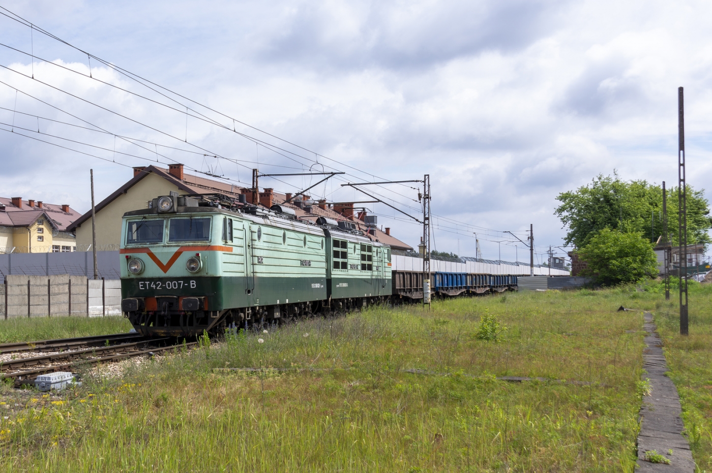 ET42-007
Czapajew w historycznych barwach z lat 2002-2003 na stacji Żytkowice. 
