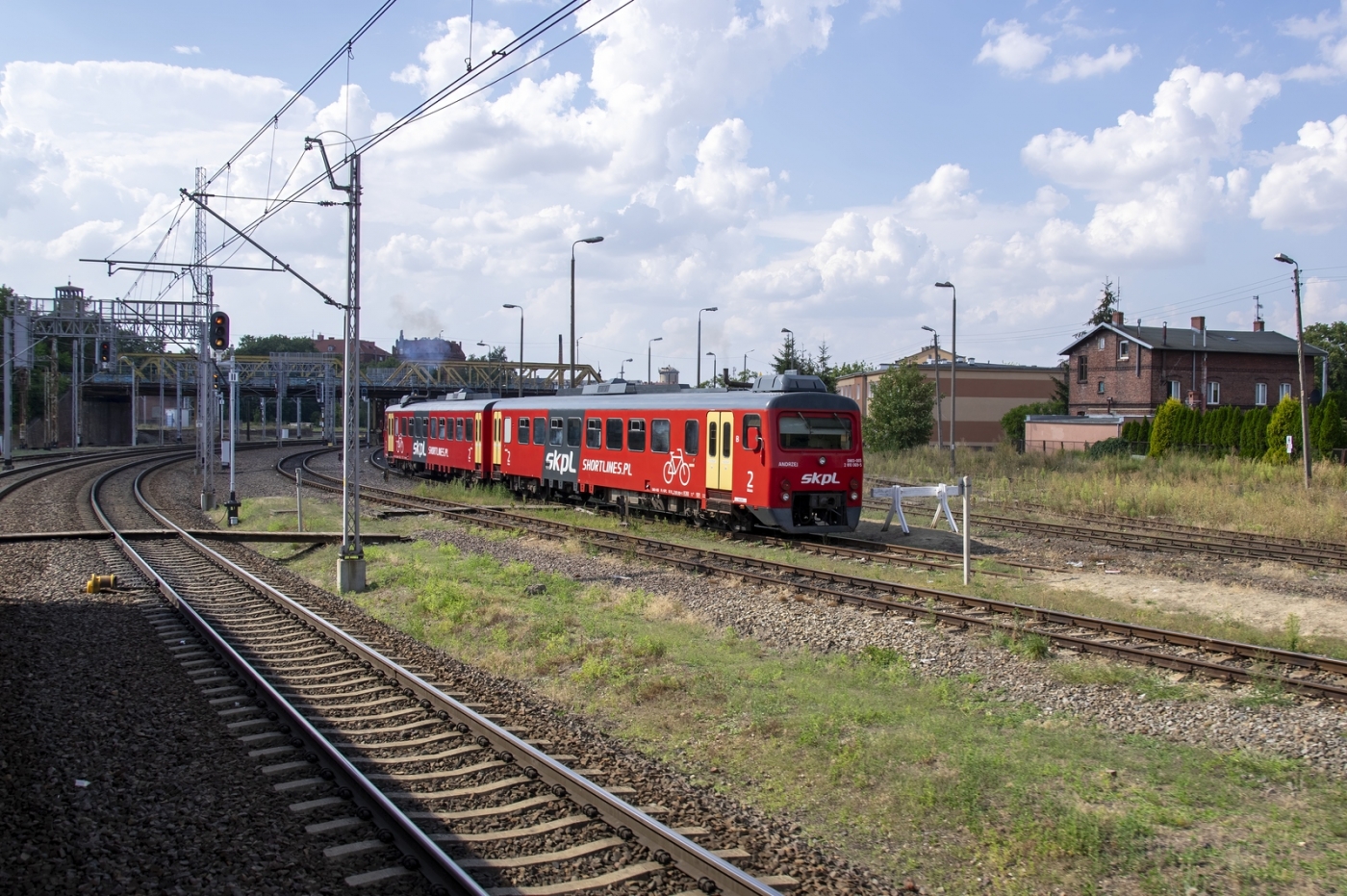 SN83-005
Wydzierżawiony od SKPL Cargo Sp. z.o.o przez Polregio ANDRZEJ stoi na torach odstawczych w Tczewie.
