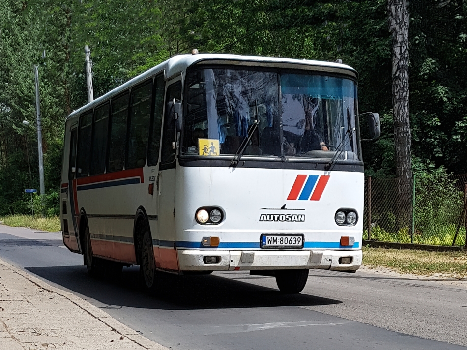 Autosan H9-21 WM 80639
Autosan H9-21 jako autobus szkolny jedzie ulicą Majową w Otwocku
Słowa kluczowe: H9-21 Otwock Szkolny