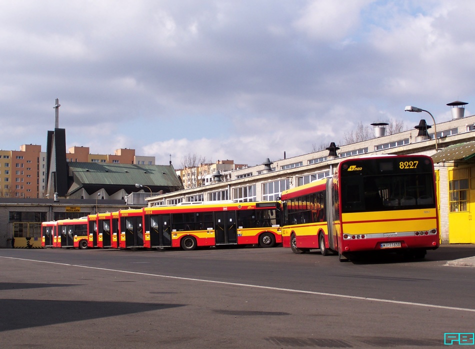 1014, 1010, 8227
Obok śpiących maluchów, jamnik przycupnął na drobną korektę.
Słowa kluczowe: SU10 1014 1010 SU18 8227 ZajezdniaOstrobramska 2015