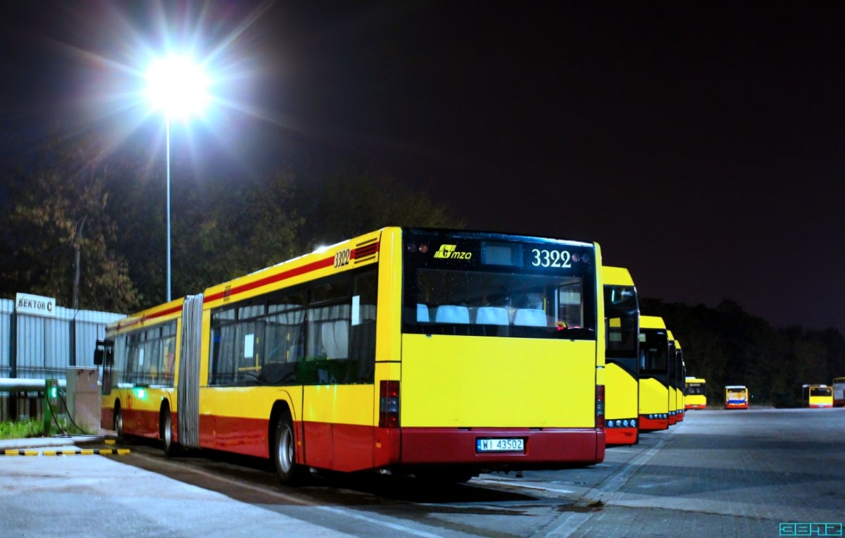 3322
Wreszcie przyjechał na remont po pożarze. Znając ORT wyjedzie jako nówka
Słowa kluczowe: MAN NG313 R13