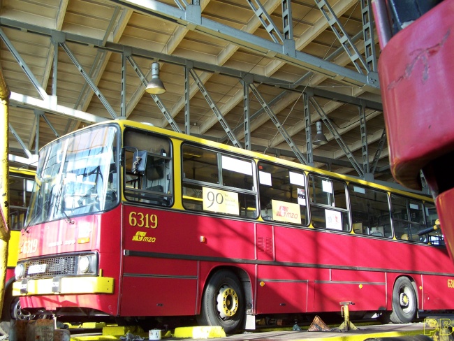 6319
16- go pazdziernika kończy się ważność dowodu rejestracyjnego 6319. Zapobiegawczo już teraz, wykonano oględziny techniczne autobusu. No i się okazało... Najprawdopodobniej podzieli on los 5254. Takie są szlachetne intencje kierownictwa R10 i mamy nadzieję, że wóz w niedługim czasie wyląduje na odbudowie w CWSie. Dodam, że zarówno MZA, jak i my wszyscy będziemy zabiegać o odbudowę historyczną tego samochodu.
Słowa kluczowe: Ik260 6319 ZajezdniaOstrobramska 2010