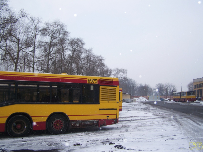 6975
W śnieżynkach.. Kilka wraków neoplanów albo doczeka się Łańcuta, albo...
Słowa kluczowe: Neoplan N4020td R7, R11