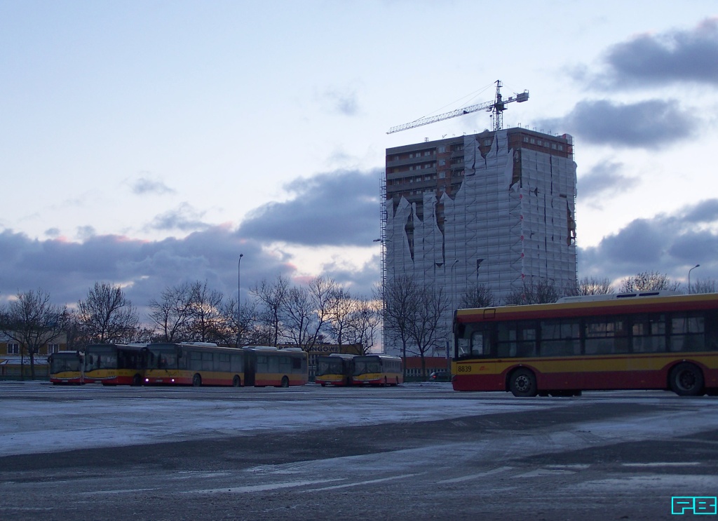 7315
Gazowiec szykuje się do wyjazdu.
Za płotem weżowiec wyłazi ze skóry. Wykluwa się nowa budowla. Niczym Godzilla.
Strach się bać.
Słowa kluczowe: SM18LNG 7315 ZajezdniaOstrobramska 2017