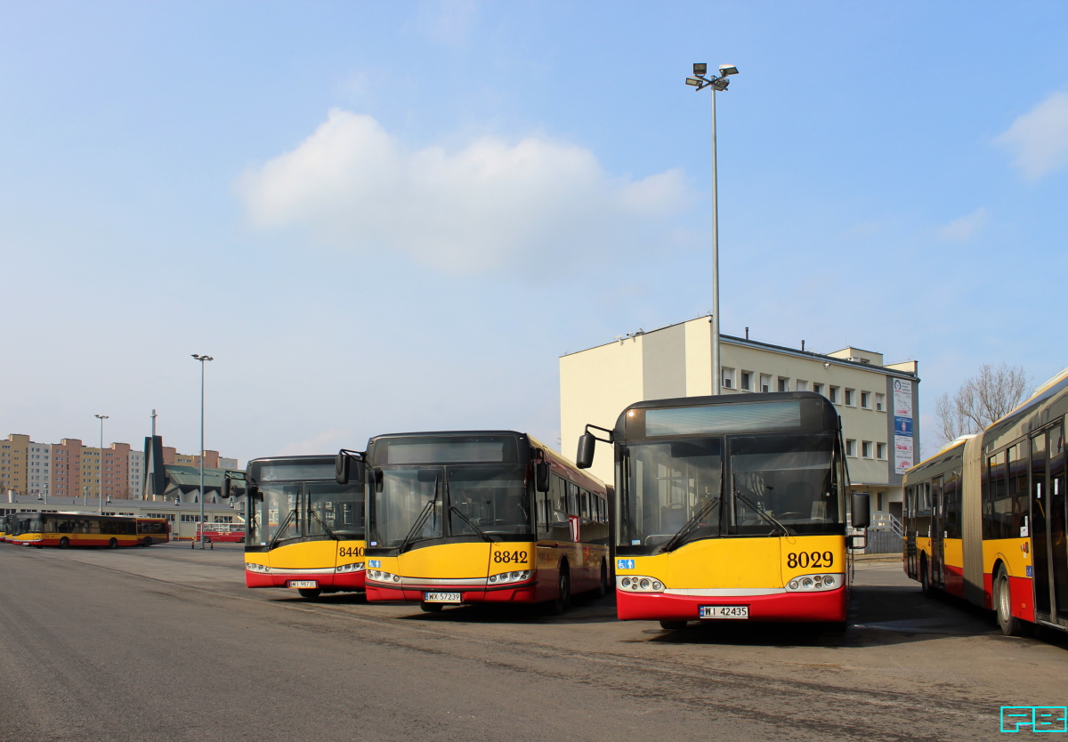 8029, 8842, 8440
Pozdejmowali syrenki i teraz idiotycznie łyso jest na przedzie. Generalnie obecnie bardzo anonimowe są warszawskie autobusy. "T" jako parafraza syrenki w kółku na bokach to totalna porażka. Jest niestety zbyt enigmatycznym znakiem, aby kojarzyć się Warszawiakom z symbolem stolicy poniekąd.
Swoją szosą, ciekawe kiedy i KTO do chybionego pomysłu wreszcie po męsku się przyzna...
A, przepraszam. Pewnie nikt, bowiem w ów "pomysł" wsadzono krocie.
Słowa kluczowe: SU15 8029 SU18 8842 8440 ZajezdniaOstrobramska 2018