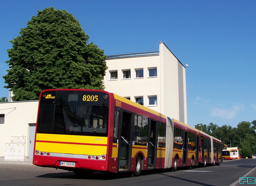 8205
Jeden z najstarszych przegubowych Solarisów w Warszawie. I to malowanie, chyba było najładniejsze i po prostu eleganckie. Wraz z paskiem podokiennym właściwie układającym proporcje.
Słowa kluczowe: SU18 8205 ZajezdniaOstrobramska 2016