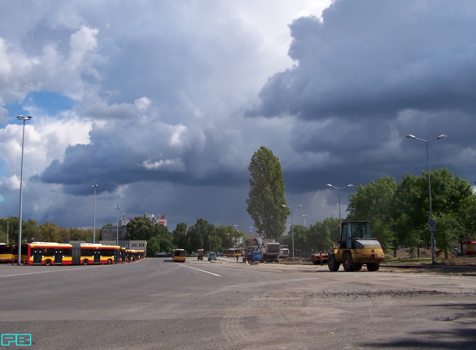 8213
W burzliwym okresie przebudowy placu na Ostrobramskiej.
Słowa kluczowe: SU18 8213 ZajezdniaOstrobramska 2014