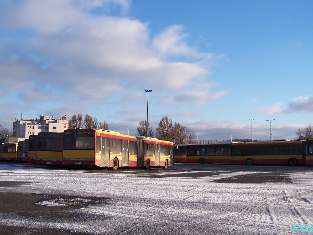 8836, 8201
Mroźno.
Trafiona kimś niemała latarnia - do naprawy. 
Słowa kluczowe: SU18 8836 8201 ZajezdniaOstrobramska 2017