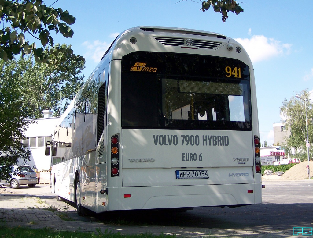 941
Przed Halą OC.
Słowa kluczowe: Volvo7900H 941 ZajezdniaOstrobramska 2016