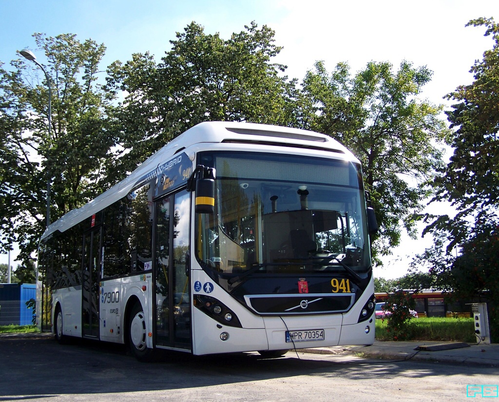 941
Hybryda ładuje się.
Słowa kluczowe: Volvo7900H 941 ZajezdniaOstrobramska 2016