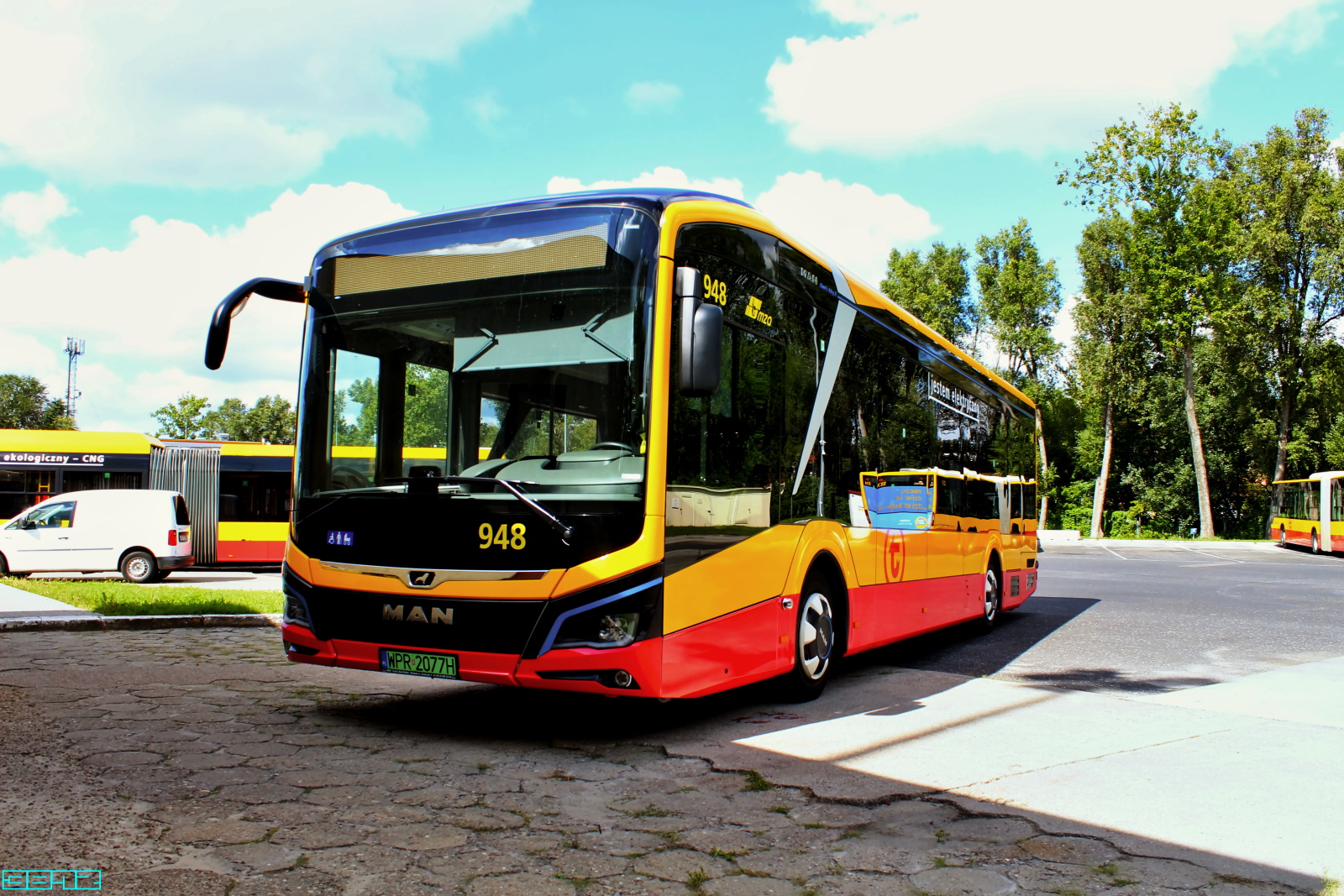 948
Słabo mu idzie, wciąż awarie systemu elektronicznego. Czy rok przejeździ?
Za to Yutong sobie w tej kwestii nieźle radzi. Wciąż w ruchu.
Słowa kluczowe: MANLionsCity12E 948 ZajezdniaKleszczowa 2023