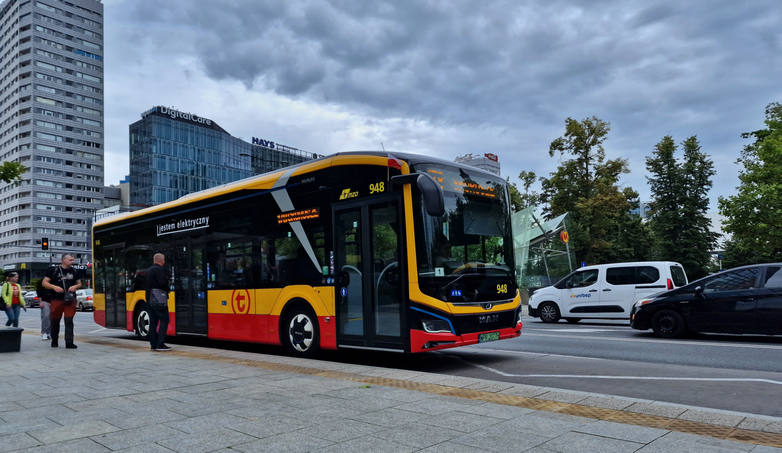 948
Szkoda trochę, że burty zasmarowali na żółto, a nie zostawili jak choćby w MPK Kielce. Brawo ZTM...

Foto: AdStaw MZA.
Słowa kluczowe: MANLionsCity12E 948 178 Świętokrzyska 2023